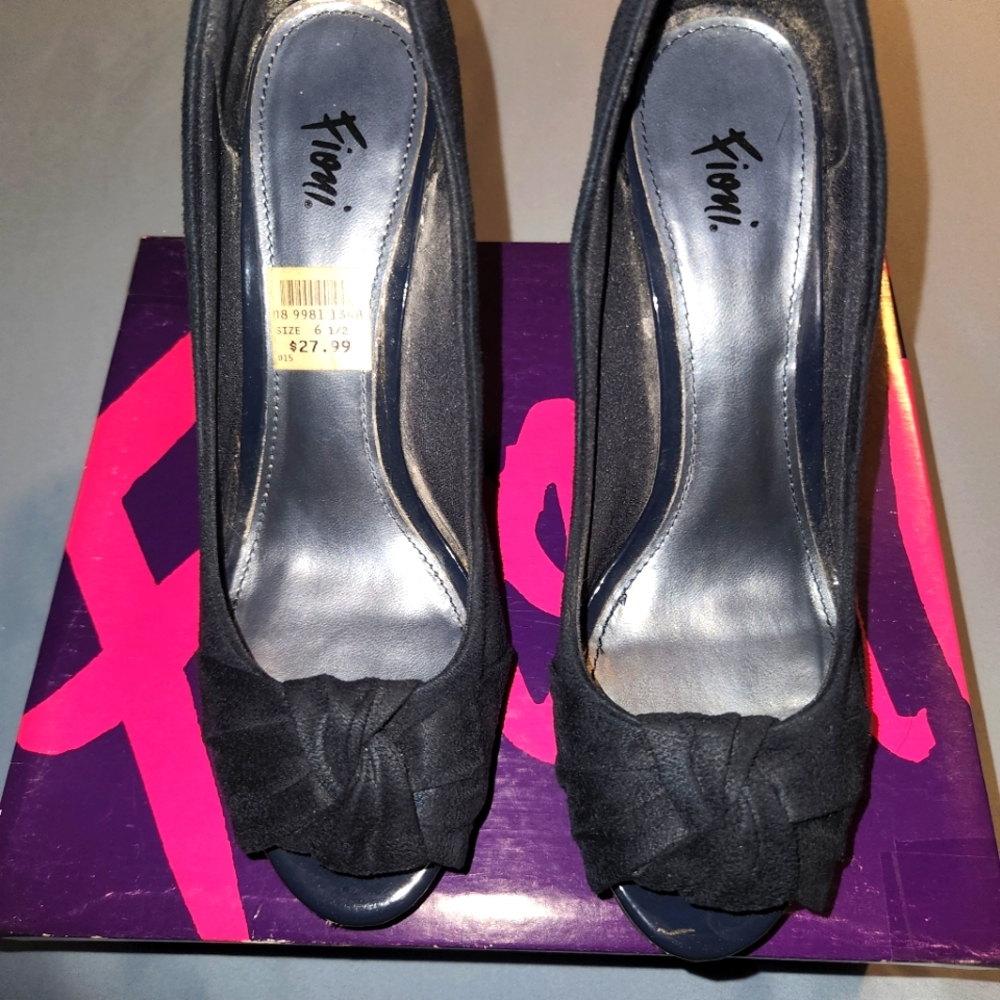 Fioni navy heel.